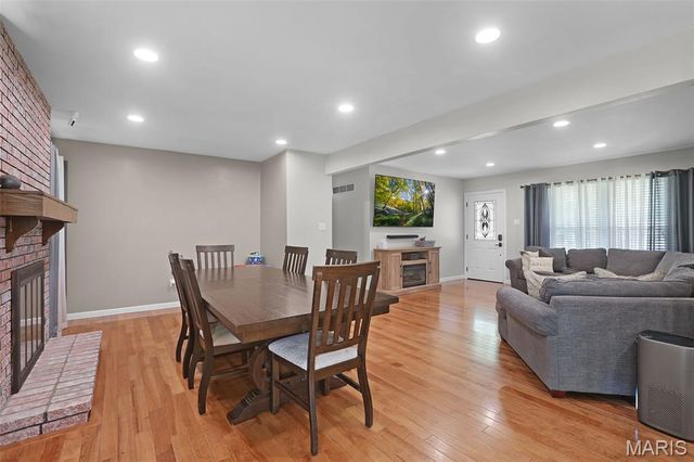 5859 Hunterbrook Court, Oakville, MO 63129