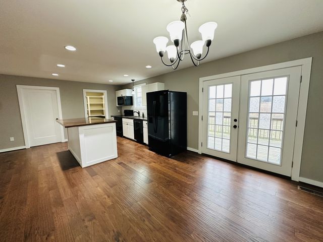 150 E Harris Rd, Bethpage, TN 37022