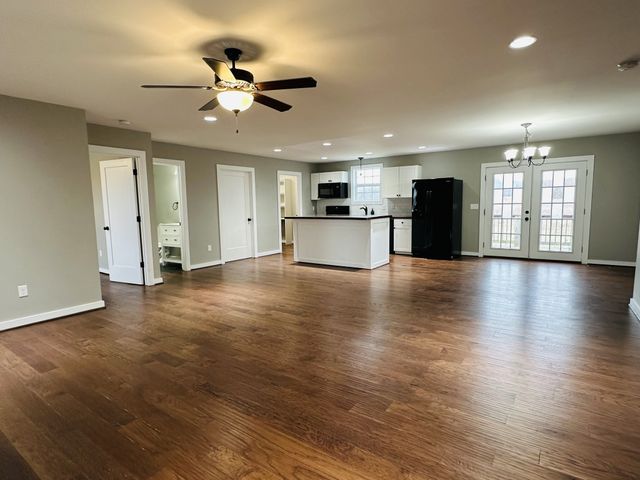 150 E Harris Rd, Bethpage, TN 37022