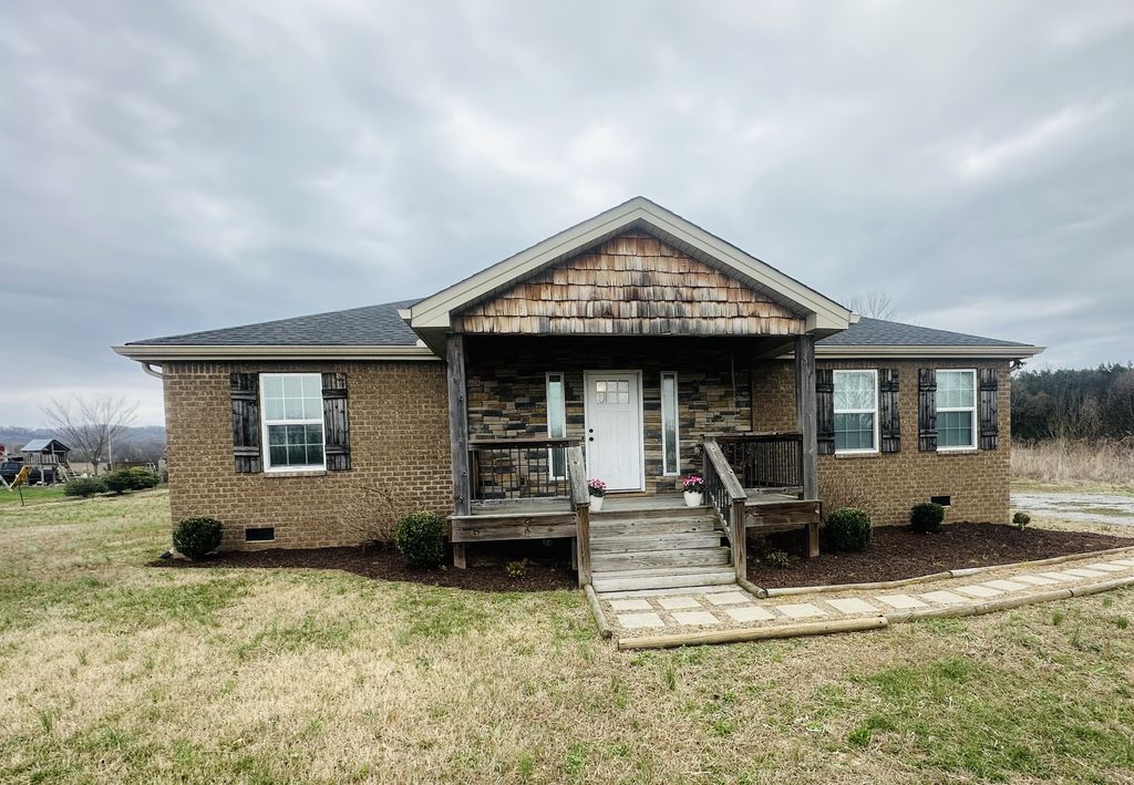 150 E Harris Rd, Bethpage, TN 37022