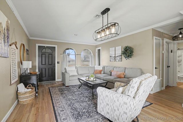 1013 W Memphis Street, Broken Arrow, OK 74012