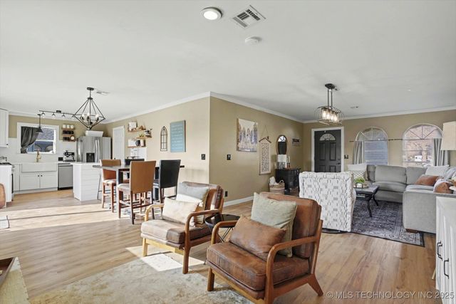 1013 W Memphis Street, Broken Arrow, OK 74012