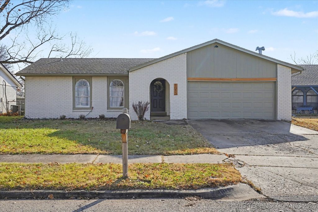 1013 W Memphis Street, Broken Arrow, OK 74012