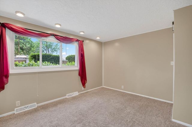 3124 Pridemore Drive, Cedar Falls, IA 50613