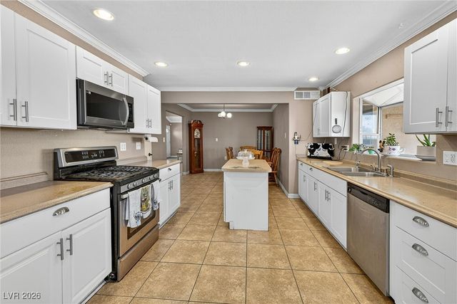 3828 Vista Largo Drive, Las Vegas, NV 89121