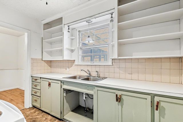 631 S Roosevelt St, Wichita, KS 67218