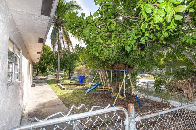 7750 SW 10th Court B, North Lauderdale, FL 33068