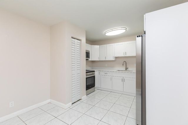 7750 SW 10th Court B, North Lauderdale, FL 33068