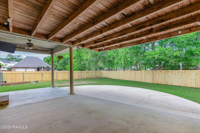 101 Spring Lake Circle, Lafayette, LA 70508