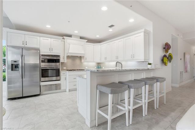8066 Signature Club CIR 102, Naples, FL 34113