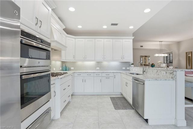 8066 Signature Club CIR 102, Naples, FL 34113