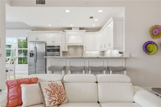 8066 Signature Club CIR 102, Naples, FL 34113