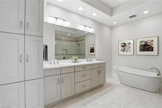 8066 Signature Club CIR 102, Naples, FL 34113