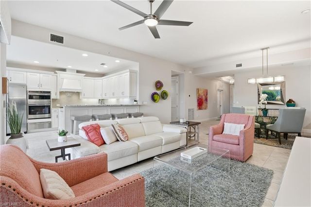 8066 Signature Club CIR 102, Naples, FL 34113