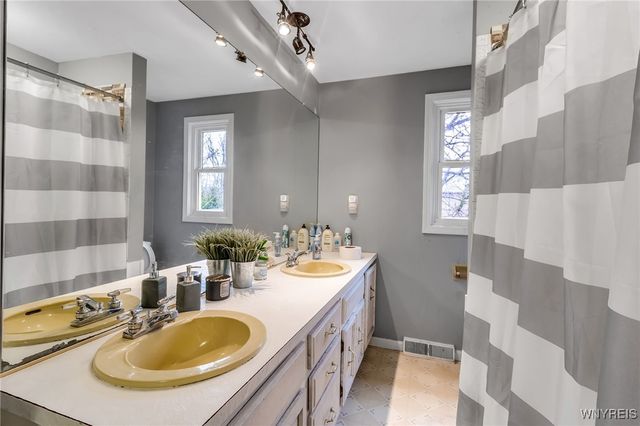 11 Pheasant Run Road, Amherst, NY 14228