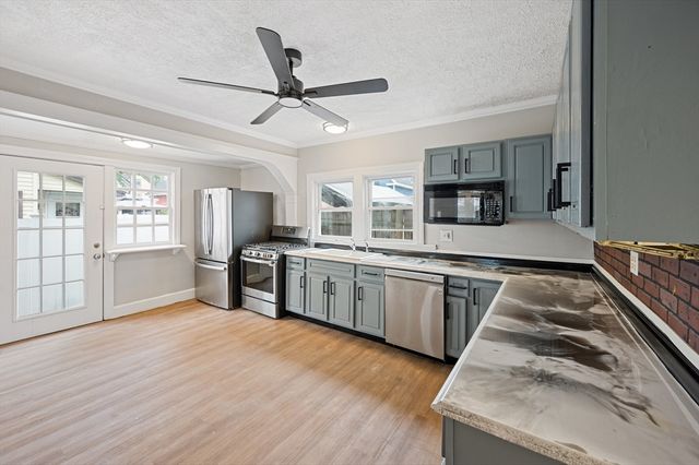 4 Pollard Ave, Lowell, MA 01850