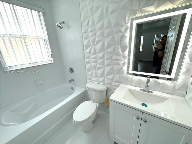 10012 NW 7th St 208, Miami, FL 33172