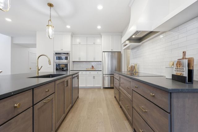 380 Laurel Curve, Golden Valley, MN 55426