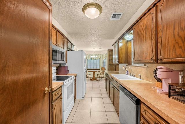1704 SE Indiana Ave, Lawton, OK 73501