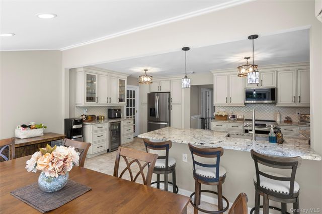 6 Stratton Lane, Stony Brook, NY 11790