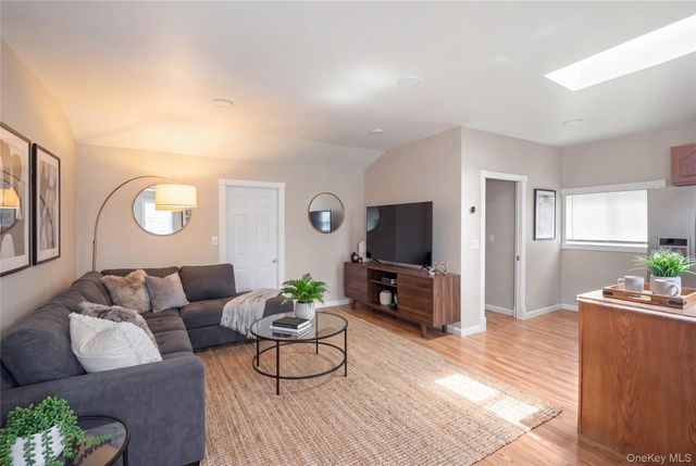 6 Stratton Lane, Stony Brook, NY 11790