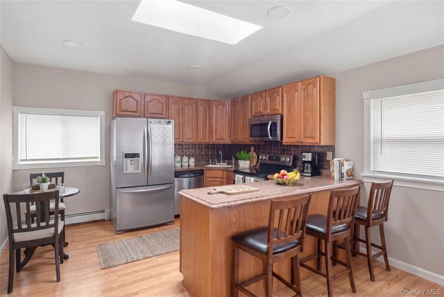 6 Stratton Lane, Stony Brook, NY 11790