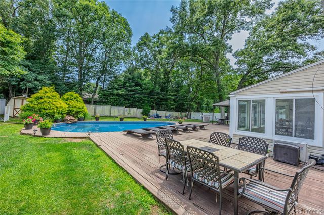 6 Stratton Lane, Stony Brook, NY 11790