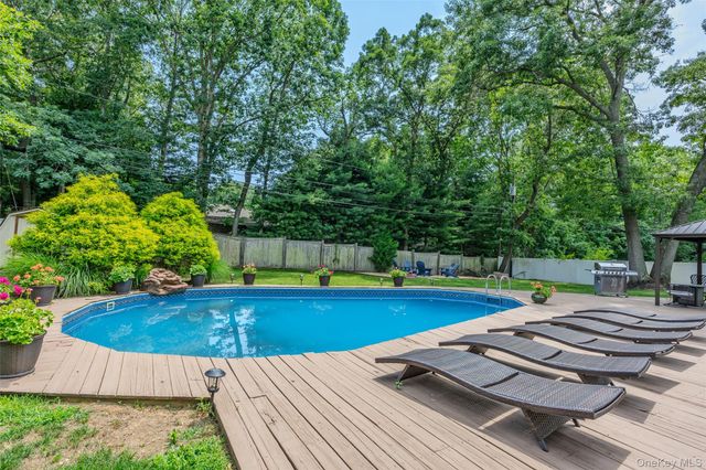 6 Stratton Lane, Stony Brook, NY 11790