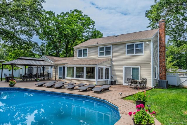 6 Stratton Lane, Stony Brook, NY 11790