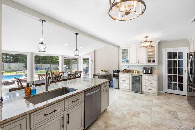 6 Stratton Lane, Stony Brook, NY 11790