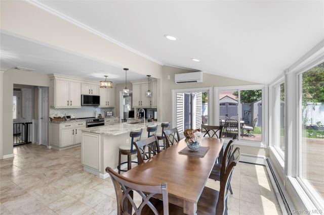 6 Stratton Lane, Stony Brook, NY 11790