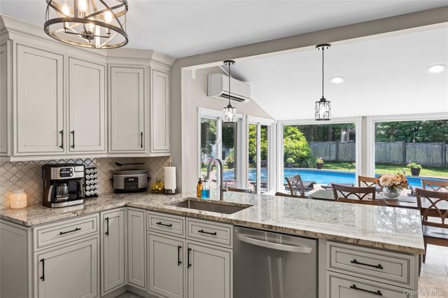 6 Stratton Lane, Stony Brook, NY 11790