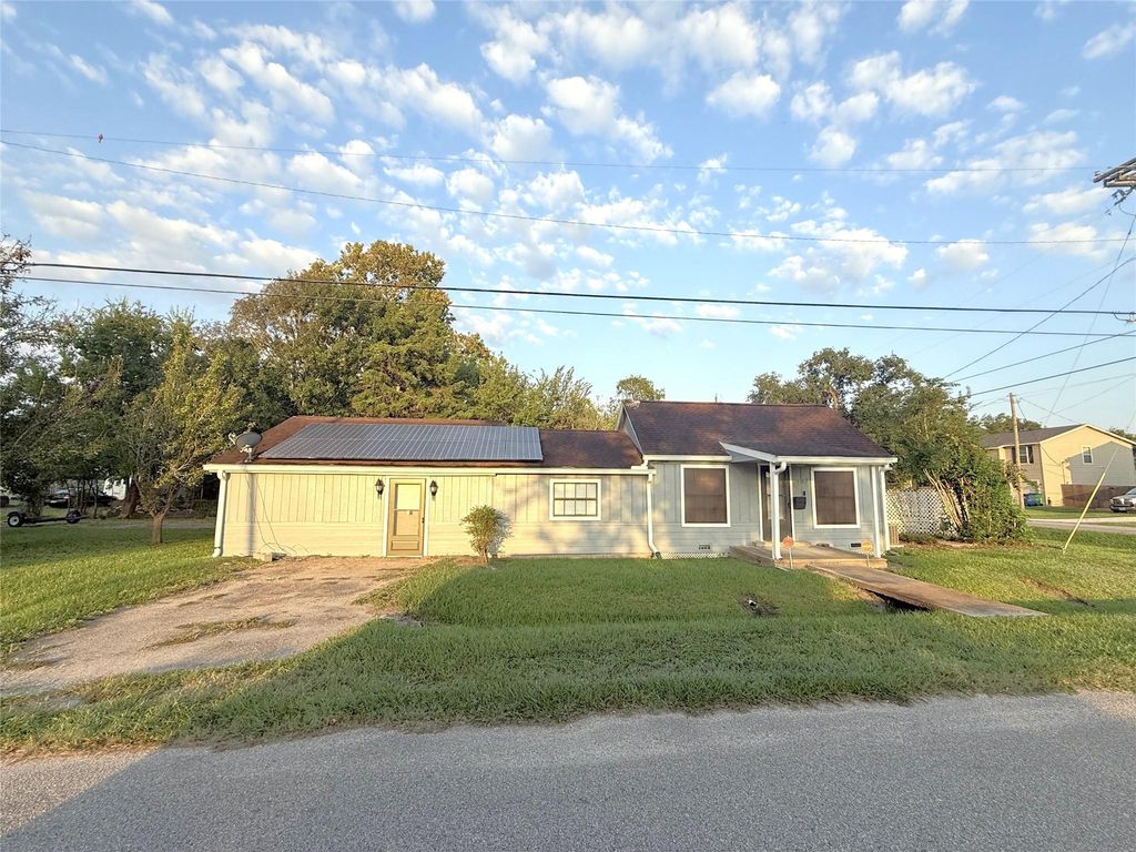 127 N Erskine Street, Angleton, TX 77515
