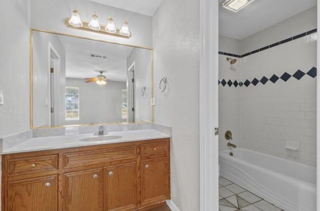 16 Brenda LN, Round Rock, TX 78665