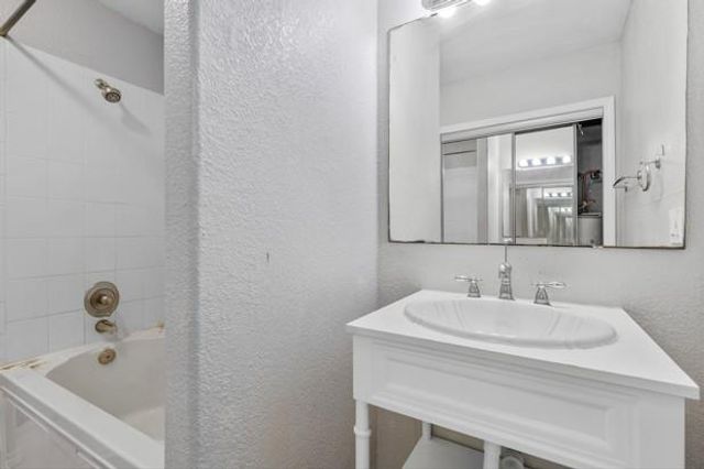 16 Brenda LN, Round Rock, TX 78665