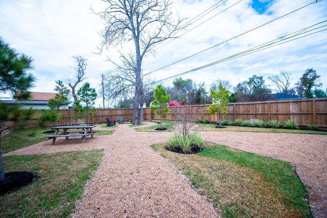 7611 Victory Reserve Street, Houston, TX 77088
