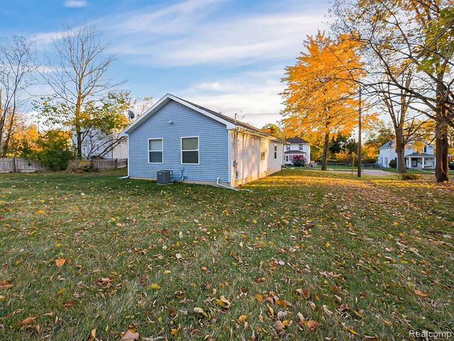 49 Oakhill Street, Pontiac, MI 48342