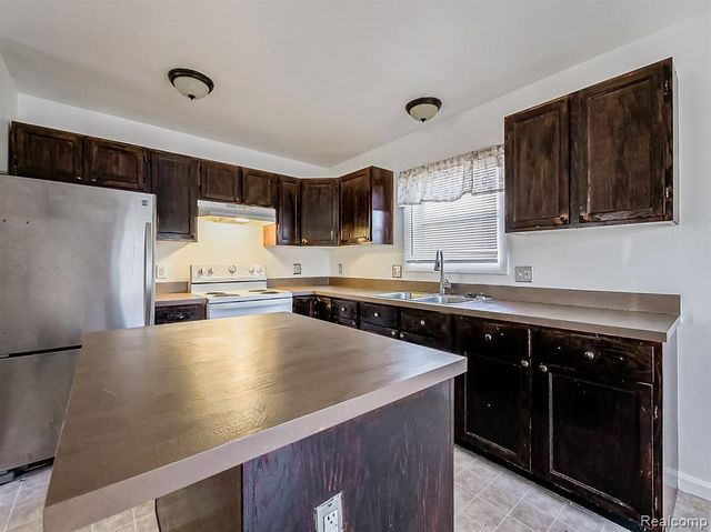 49 Oakhill Street, Pontiac, MI 48342