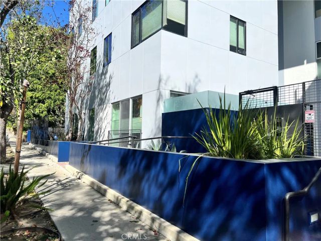1200 N Sweetzer Avenue 2, West Hollywood, CA 90069