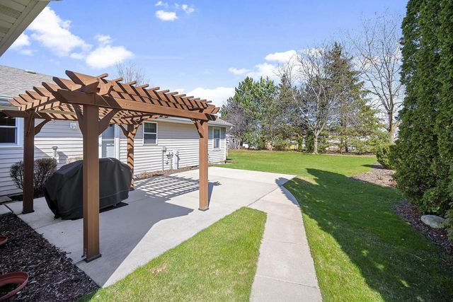 8070 S Long Meadow DRIVE, Oak Creek, WI 53154