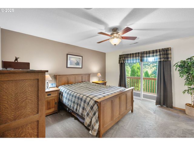 1082 57TH St, Washougal, WA 98671