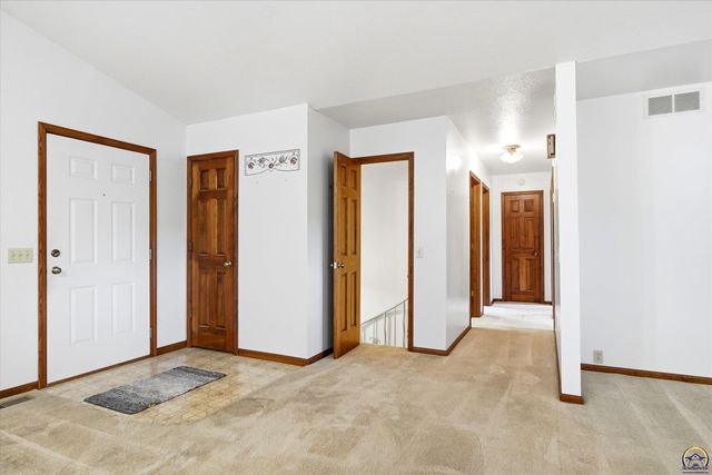 6824 NW Nickell RD, Topeka, KS 66618