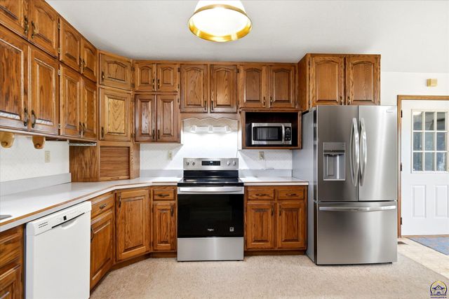 6824 NW Nickell RD, Topeka, KS 66618