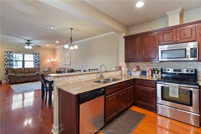 1421 Buena Vista, College Station, TX 77845