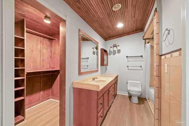 204 Camelia St, Gulf Breeze, FL 32561