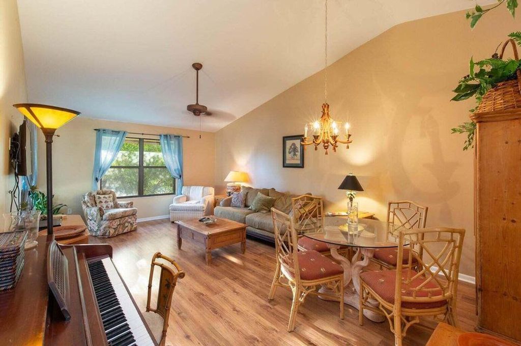 Image 4 of property listing at 13045 Albright Court 12, Wellington, FL 33414