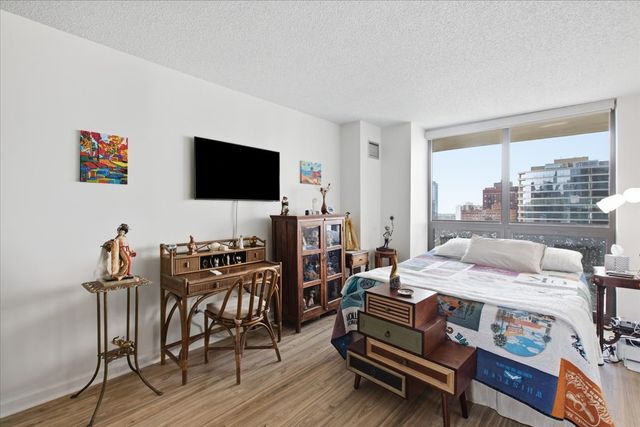33 W Delaware Place 22H, Chicago, IL 60610