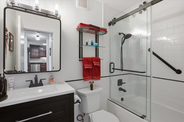 33 W Delaware Place 22H, Chicago, IL 60610