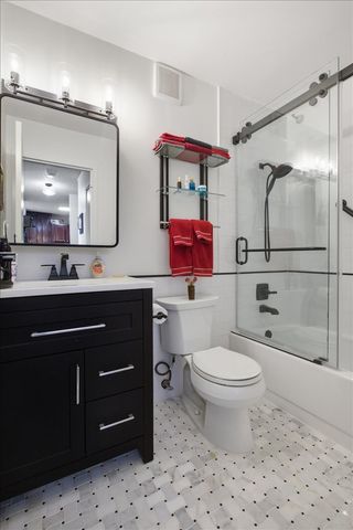 33 W Delaware Place 22H, Chicago, IL 60610