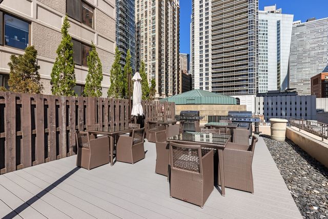 33 W Delaware Place 22H, Chicago, IL 60610
